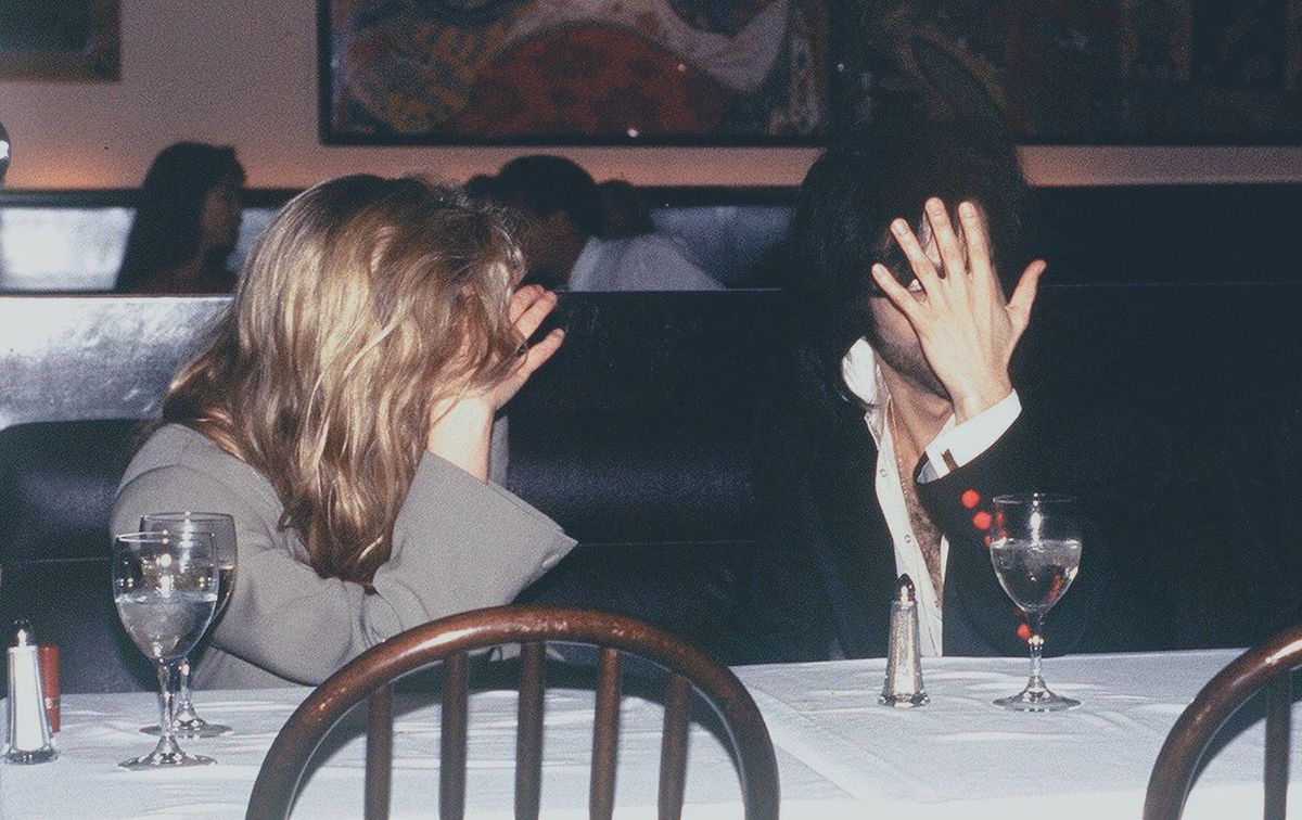 Dưới phép mê của một tình yêu giả dối