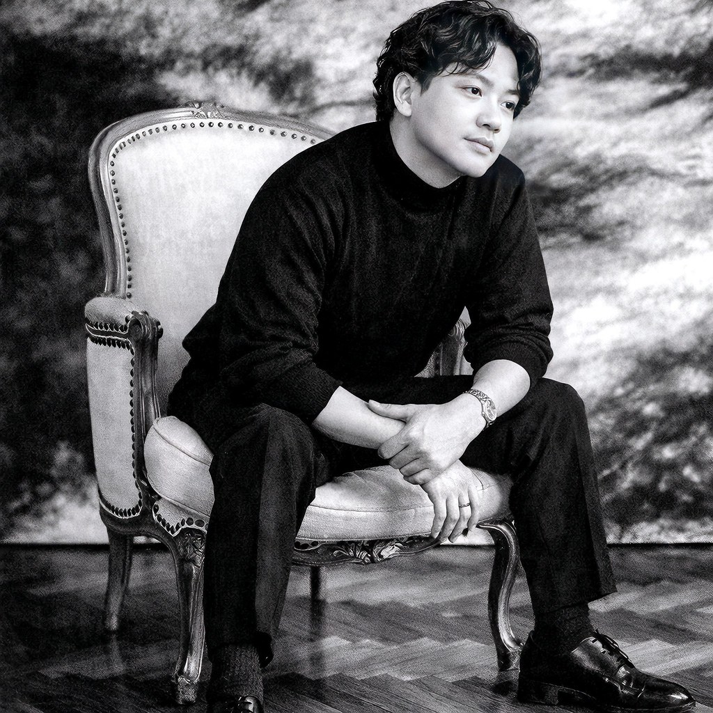 Chiếc quần lót đỏ và nhành xương rồng chết ngập trong mưa